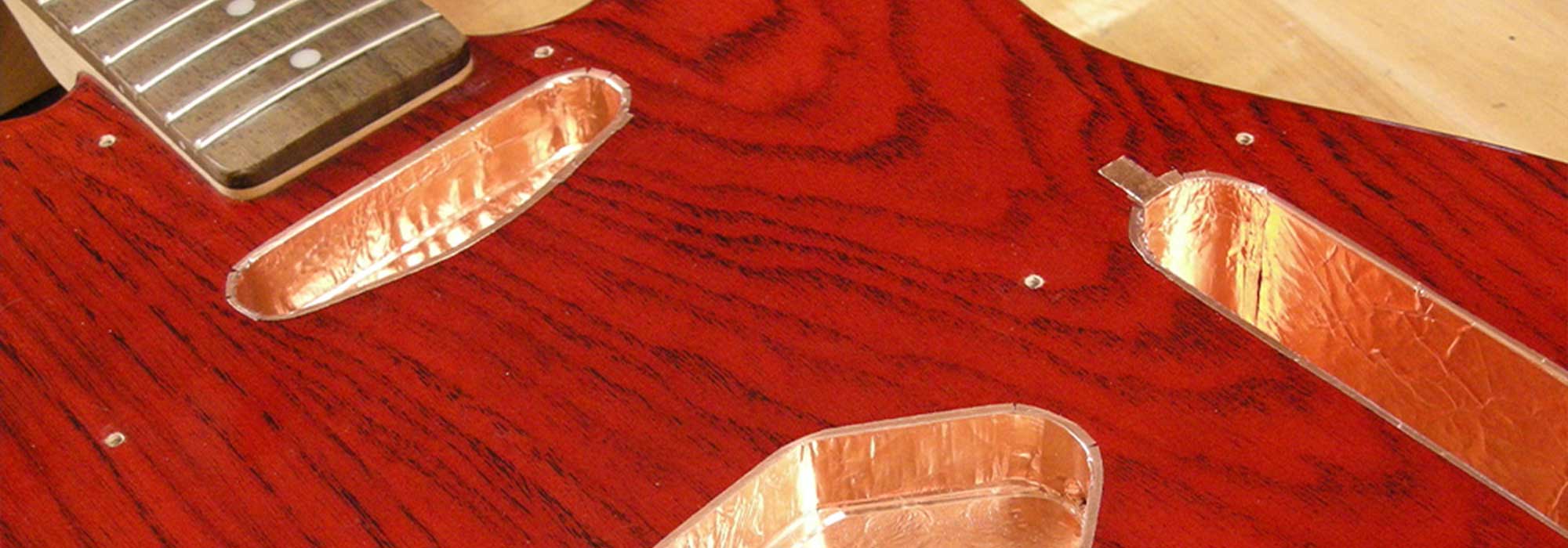 Hoe verminder ik brom bij mijn Stratocaster?