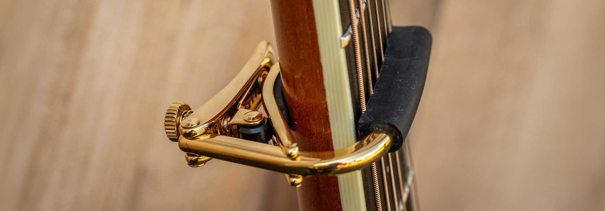 Hoe gebruik je een gitaarcapo en kies je de juiste?