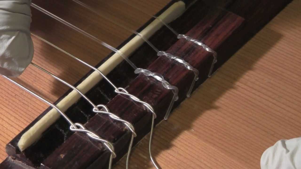 Snaren vervangen klassieke gitaar: lusje om de brug maken